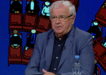 “Shkon në Tropojë dhe tallet me Saliun e trembur” / Ngjela “zbërthen” mesazhet e Yuri Kim