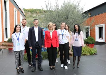 Kryetarja e Kuvendit Nikolla, viziton Qendrën e Solidaritetit/ Arbër Hajdari e njohu me punën e bërë nga vullnetarët e ketij fondacioni