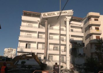 VIDEO/ Dy vjet pas tërmetit, gruaja “shokon” gazetarin: Keni lënë pas toka e bagëti? Po, kemi lënë vjehrrën…!
