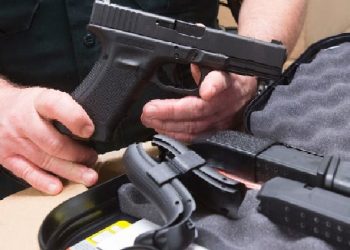 ‘Vetting’ shitjes së armëve/ Ministria e Brendshme do kalojë në ‘sitë’ bizneset e pronarët! Parandalimi i ngjarjeve kriminale, fokusi