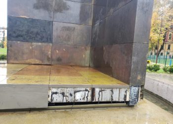 Një ditë para 28 nëntorit/ Dhunohet monumenti i Pavarësisë në Tiranë, vidhen pllakat për skrap