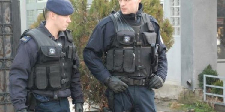 Polici shqiptar gjen 10 plumba para derës së shtëpisë. Çfarë dyshohet?