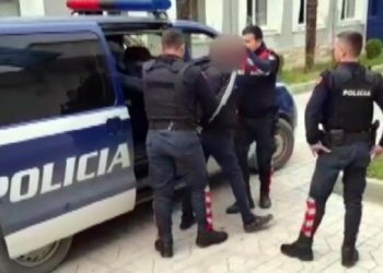 Efektivët vënë në pranga ish-eprorin e tyre, kush është ish-shefi i policisë që u arrestua. Emri