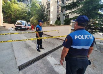Tiranë/ Sherr masiv mes grash, por nuk u përfshihen burrat!!