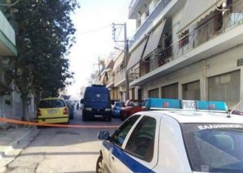 Tragjedia/ Nëna e sëmurë jeton prej disa ditësh me vajzën e vdekur në shtëpi. Telefonata që vuri në lëvizje policinë