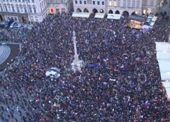 Europa ‘rebelohet’ ndaj masave anti-Covid nga Vjena e deri në Roterdam (Foto+Video)