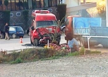 Aksident në Qafëthanë/ Furgoni me pasagjerë përplaset me kamionin, disa të plagosur