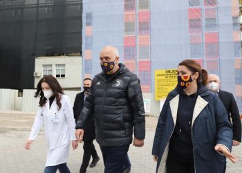 “Po më shajnë në Facebook”/ Rama “siluron” mjekët: Rritu rrogat atyre hajdutëve e maskarenjve se na rropën