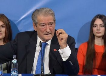 Ka hall/ Berisha nuk kalon pa bërë gafë as në Kamzë: Jepja telefonin zonjës, jepja telefonin…me falni mikrofonin