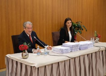 Berisha, frikë nga verifikimi i firmave: Do t’ia dorëzojmë Palokës, të ruhet privatësia! Askush s’ka të drejtë t’i shohë!