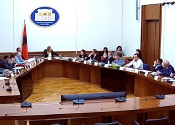 Rreziku i abuzimit e shantazhit kur bankat u japin politikanëve dokumente konfidenciale (dhe a kanë të drejtë t’i japin?)