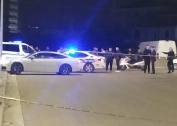 VIDEO/ Pamje të rënda, me çarçaf të bardhë, nxirren trupat e Mihasit e Dumanit nga “Audi”