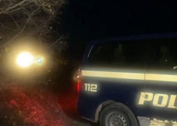 Forcat RENEA arrijnë ta nxjerrin trupin e pajetë të biznesmenit Ruzhdi Hoxha, përcillet drejt morgut të Tiranës (Foto)