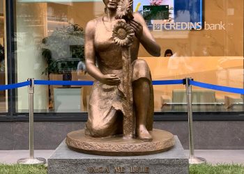 Inaugurohet skulptura: “Vajza me Lule”, realizuar nga Artisti i Popullit Mumtas Dhrami.