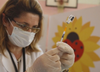Pandemia/ Në Shqipëri bie me 40 përqind vaksinimi në tetor