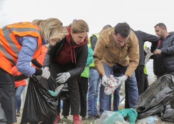 Vijon pastrimi i ‘Bregut të Lumit’, Veliaj dhe Kumbaro i bashkohen aksionit