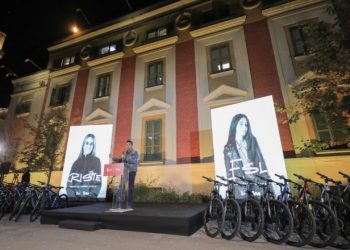 Veliaj dhuron 100 biçikleta për 100 nxënësit ekselentë të Tiranës: Jeni krenaria e qytetit!