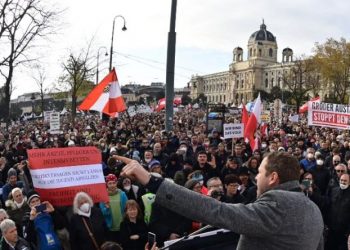 Austria shkon në izolim kombëtar/ Mijëra qytetarë organizohen nga ekstremi i Djathtë në protestë kundër mbylljes