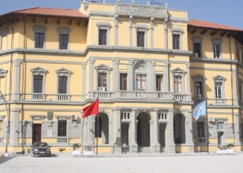Emrat/ Arrestohet Shefi i Urbanistikës në Bashkinë e Vlorës, në pranga dhe dy zyrtarë të tjerë