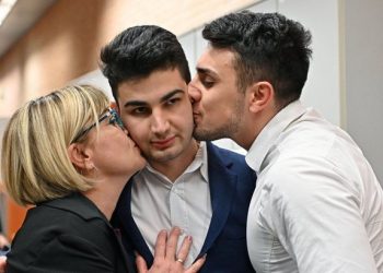 FOTO/ Vrau të atin me thikë që të mbronte të ëmën nga dhuna, gjykata e shpall të pafajshëm 20 vjeçarin