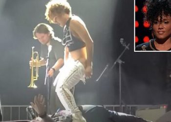 Këngëtarja urinon LIVE në fytyrën e fansit, video e koncertit zhduket nga interneti (PAMJET)