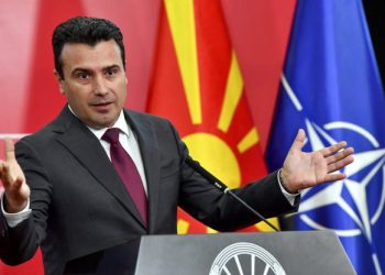 Opozita depoziton mocionin në Parlament/ Ultimatumi për dorëheqjen, Zaev i përgjigjet kërcënimeve: Po rrezikohen “Ohri” dhe “Prespa”