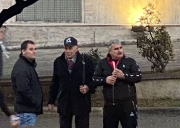 FOTOLAJM / Kujtim Gjuzi vesh tutat dhe i bashkohet protestës së Berishës