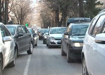 FOTO / Vizitorët nga i gjithë vendi bllokojnë Korçën, vështirësi në lëvizje në rrugët kryesore