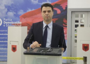 FOTO/ Shkarkimi i “rebelëve” që u bashkuan me Berishën, pamje të procesit të votimit nga anëtarët e Këshillit