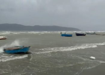 Furtunë dhe dallgë deri në 2.5 metra, pezullohet lundrimi për anijet e peshkimit në Vlorë