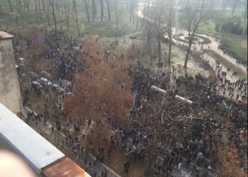 Protesta masive me bllokim rrugësh në Serbi kundër Vuçiç për miratimin e ndryshimeve në dy ligje
