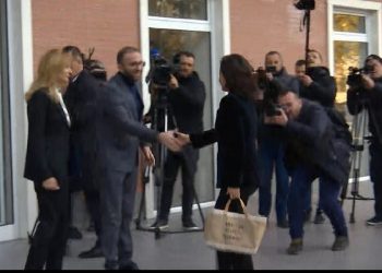 “Ditë me diell, shumë e bukur sot”, mesazhi i Yuri Kim sapo shkel në selinë blu