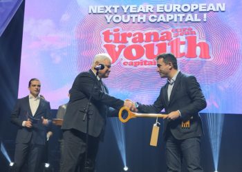 Tirana merr zyrtarisht stafetën si Kryeqyteti Europian i Rinisë për 2022, Veliaj: Mundësi fantastike për të…