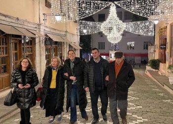 Ministrja Kumbaro del shëtitje me çiftin Kadare: Është bërë Gjirokastra si Paris!