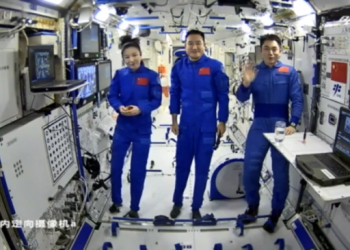 Astronautët kinezë japin leksion nga hapësira