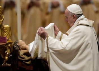 Mesha e Krishtlindjes/ Papa Françesku: Trajtojeni njeriun me dinjitet, s’është skllav i punës