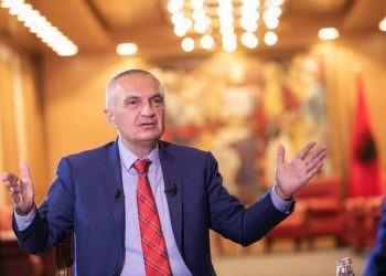 FOTO: I buzëqeshur, Presidenti Ilir Meta prezanton ‘dashurinë’ e tij të re