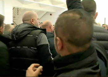 “Nevojtore je, të tërheq zvarrë…”/ Përplasje mes anëtarëve të PD në selinë blu