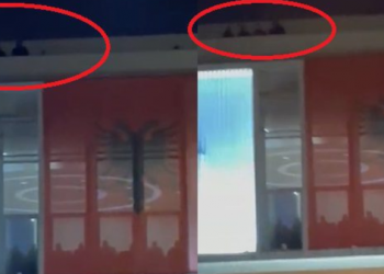 Çfarë po ndodh në PD/ Mbështetësit e Berishës në oborrin e selisë, Basha nxjerr njerëz të veshur me të zeza në tarracë