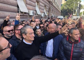 Sot protesta e Berishës kundër Vuçiç dhe inceneratorët, autobote me ujë zbarkojnë në rrugët e qytetit