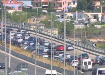 Bllokohet autostrada Tiranë-Elbasan, radhë kilometrike nga trafiku i rënduar