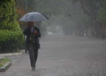 Meteorologët paralajmërojnë: Stuhi dhe furtunë, 3 ditë të vështira për Shqipërinë