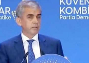 Demokrati Flamur Hoxha: Mos ta lëmë PD në duart e atyre që e përdon si lopë për ta mjelë!