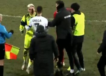 Plas sherri në Superligën shqiptare, trajneri godet me shkelm futbollistin e Skënderbeut