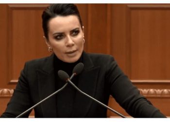 “Vini këtu e përmendni Foltoren tonë atje”/ Duma ‘shpërthen’ në Kuvend: Dëgjoj disa ministra kukulla që…