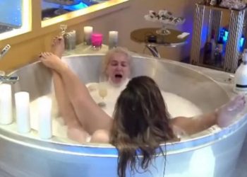 VIDEO/ “Mbylli këmbët si fillim dhe drejto grykën e topit nga…”, e dehur tapë, Monika futet në vaskë me Arjolën