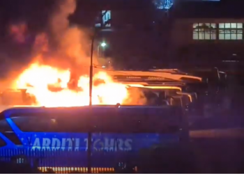 Përfshihet nga flakët një autobus brenda një parkingu në Kosovë