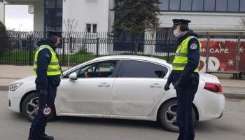 E gjobitën në makinë, i mituri bashkë me shokun e tij sulmojnë policët