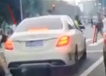 VIDEO/ Pamjet e frikshme: Gruaja me Benz-in luksoz merr zvarrë këmbësorët në vizat e bardha, 13 të plagosur