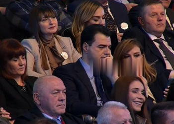 VIDEO/ Lulzim Basha “spiunon” celularin e Jorida Tabakut, shtanget deputetja